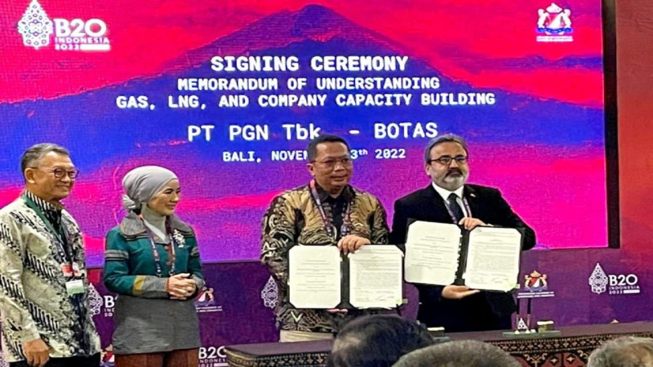 Penandatangan nota kesepahaman (MoU) antara Direktur Utama PT PGN Tbk M Haryo Yunianto (kedua dari kanan) dan BOD Member of BOTAS Corporation Kerim Taşkiran (kanan) dengan  disaksikan Menteri ESDM Arifin Tasrif (kiri) dan Direktur Utama PT Pertamina (Persero) Nicke Widyawati (kedua dari kiri) di Nusa Dua, Badung, Bali, Minggu (13/11/2022). ANTARA/HO-PT PGN Tbk