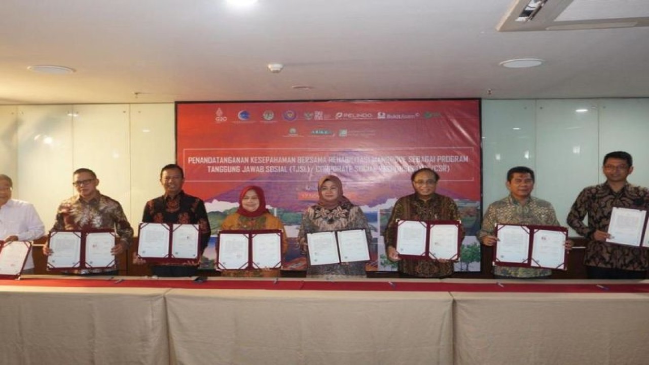 Penandatanganan Kesepahaman Bersama Rehabilitasi Mangrove sebagai program Tanggung Jawab Sosial dan Lingkungan (TJSL)/ Corporate Social Responsibility (CSR) yang diinisiasi oleh Kemenko Marves, Kementerian Kelautan dan Perikanan (KKP), Kementerian Lingkungan Hidup dan Kehutanan (KLHK), bersama sejumlah BUMN dan asosiasi pengusaha di Bali, Kamis (17/11/2022). (ANTARA/HO Kemenko Kemaritiman dan Investasi)