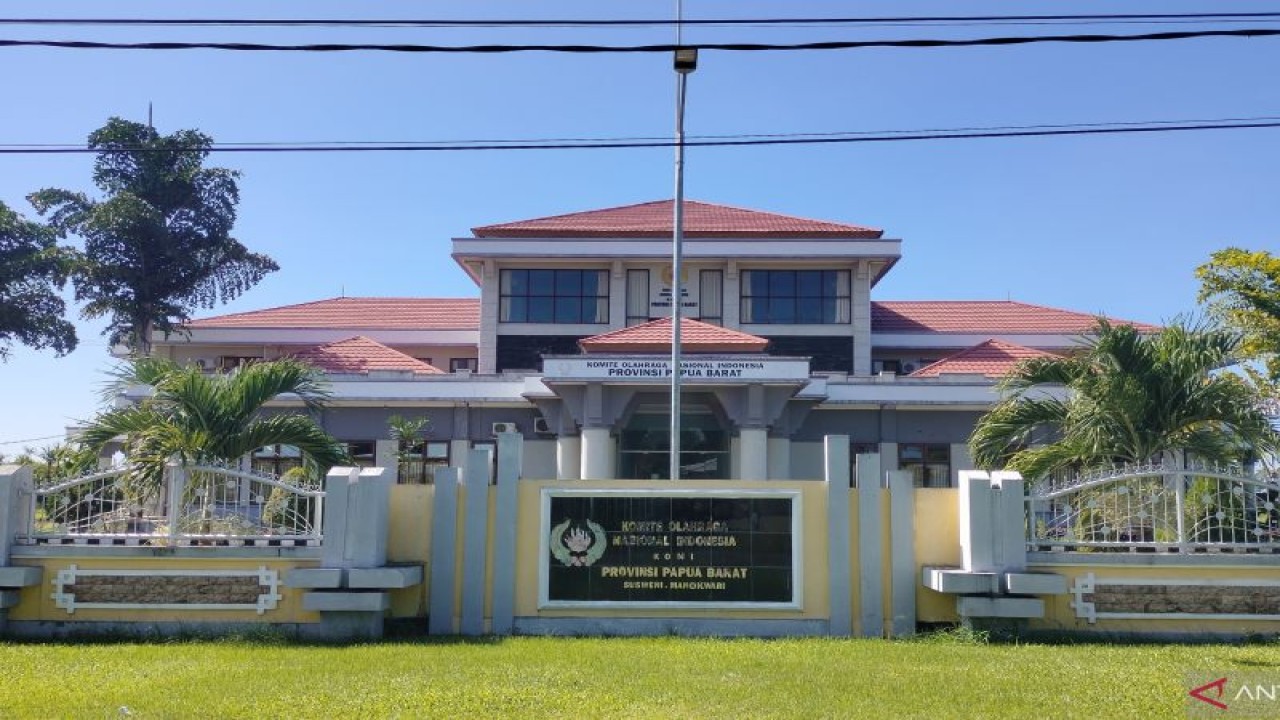 Penangkapan terkini kantor sekretariat KONI Papua Barat di kampung Susweni Distrik Manokwari Timur Kabupaten Manokwari yang sedang dalam penyelidikan Dit Reskrimsus Polda Papua Barat. (ANTARA/HANS ARNOLD KAPISA)