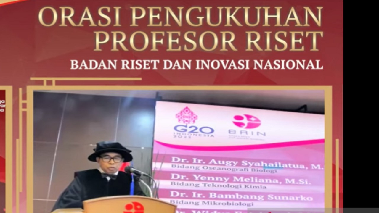 Peneliti Pusat Riset Oseanografi Organisasi Riset Kebumian dan Maritim Badan Riset dan Inovasi Nasional (BRIN) Augy Syahailatua menyampaikan orasi ilmiahnya dalam acara pengukuhan empat periset BRIN sebagai profesor riset yang diikuti secara virtual di Jakarta, Jumat (25/11/2022). ANTARA/Martha Herlinawati Simanjuntak