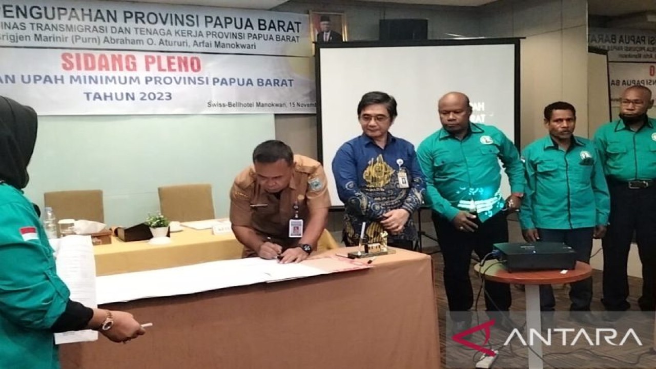Penetapan UMP Papua Barat oleh asisten II bidang ekonomi pembangunan (ANTARA/Tri Adi Santoso)