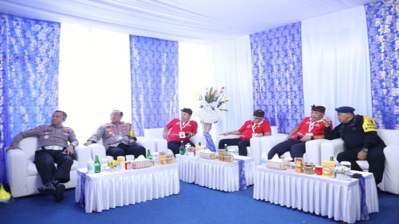 ki-ka Direktur Penegakan Hukum Korlantas Polri Brigjen Pol. Aan Suhanan, Kadiv Humas Polri Irjen Pol. Dedi Prasetyo, anggota Kompolnas dan Dankor Brimob memantau situasi pengamanan kegiatan KTT G20 dari posko kendali di Bali, Selasa (15/11/2022). ANTARA/HO-Divisi Humas Polri