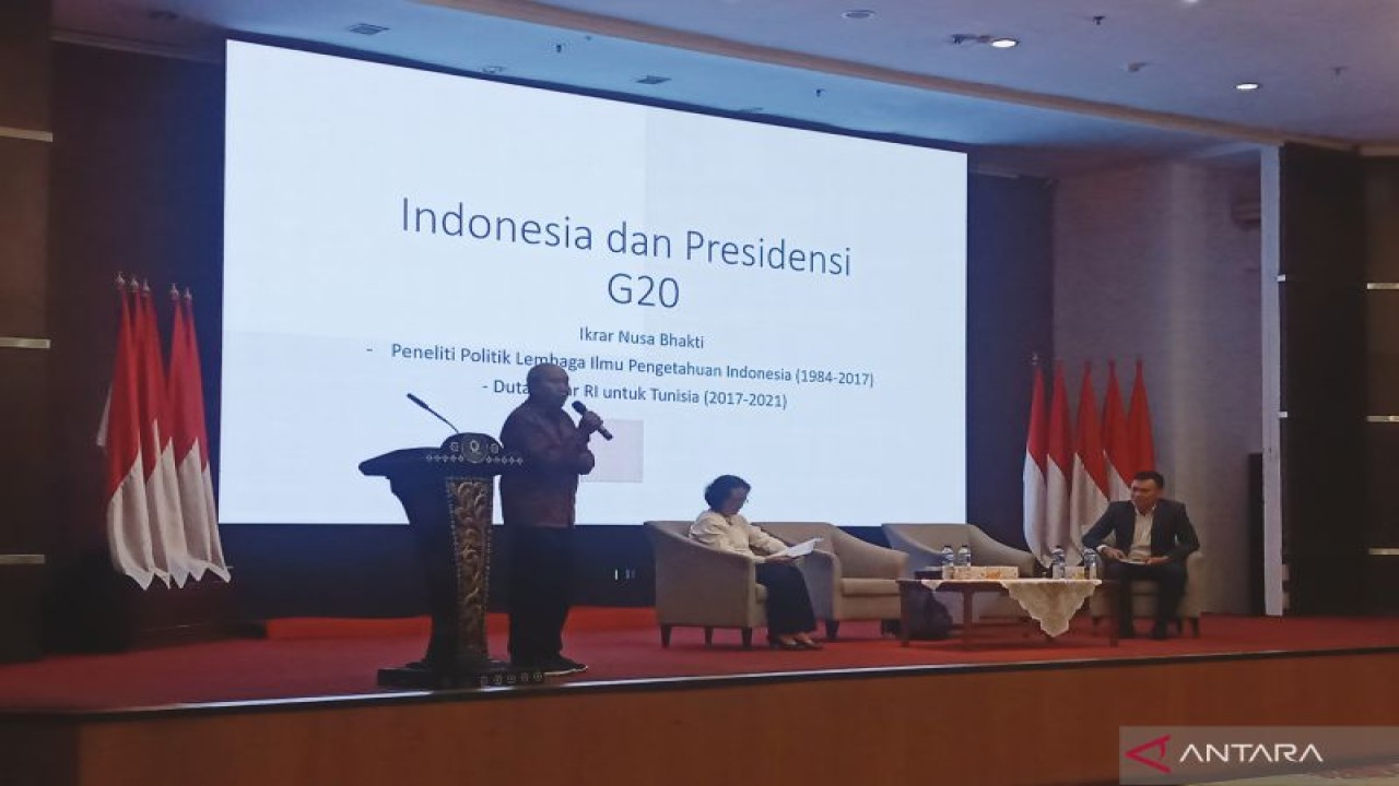 Pengamat politik Ikrar Nusa Bhakti dalam Seminar Nasional Pusat Kajian Politik dan Keamanan (Puspolkam) bertajuk "Peran Indonesia dan G20 dalam Geopolitik Dunia dan Stabilitas Keamanan Asia Pasifik", di Gedung Pancagatra Lemhannas, Jakarta, Senin (14/11/2022). ANTARA/Tri Meilani Ameliya.