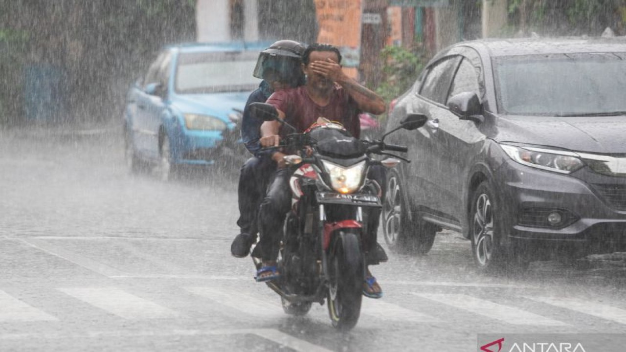 Pengendara sepeda motor menerobos hujan di kawasan Alun-alun Selatan, Yogyakarta, Selasa (8/11/2022). . ANTARA FOTO/Andreas Fitri Atmoko/TOM. (Antara Foto/Andreas Fitri Atmoko)