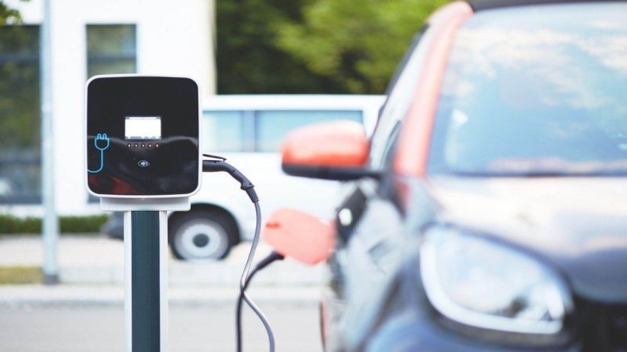 Ilustrasi. Pengisian daya mobil listrik. (Pixabay.com)