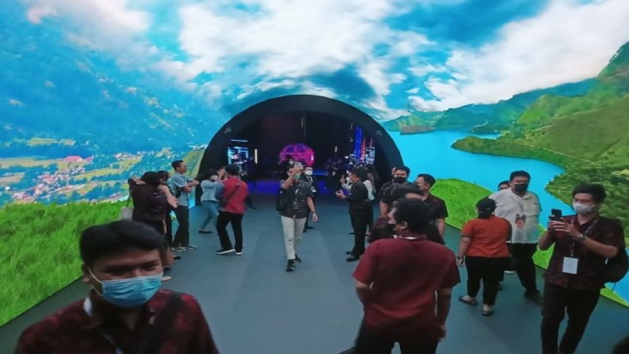 Pengunjung melintas di area Thunnel of Wonders di pameran teknologi Digital Transformation Expo di Nusa Dua Convention Center, Badung, Bali, Senin (14/11/2022) (ANTARA/Fathur Rochman)