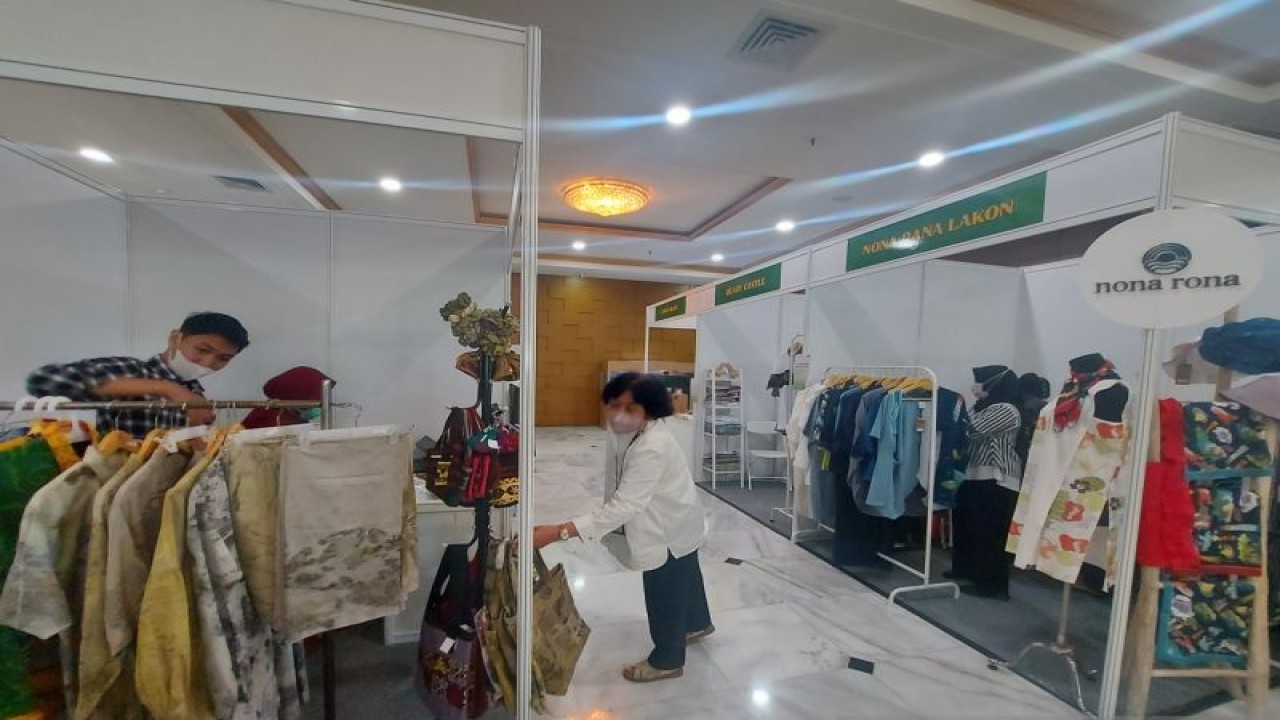 Pengunjung melihat produk UMKM yang dipamerkan pada acara "ASN Serbu Lokal Keren" di lobby Kementerian Koperasi dan UKM Jakarta, Selasa (15/11/2022). (ANTARA/Aditya Ramadhan)