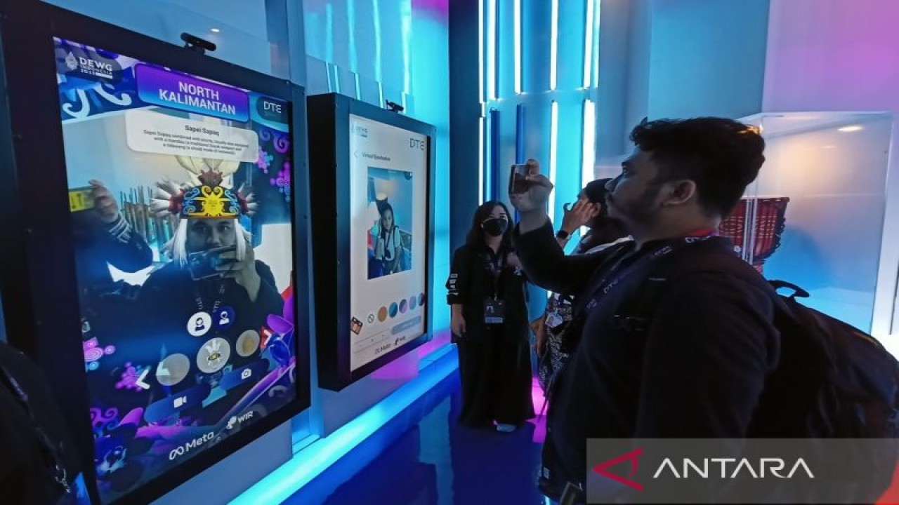 Pengunjung mencoba interaksi metaverse di Metaverse Corner dalam pameran teknologi Digital Transformation Expo (DTE) di Bali Nusa Dua Convention Center, Badung, Bali, Minggu (13/11/2022) (ANTARA/Fathur Rochman)