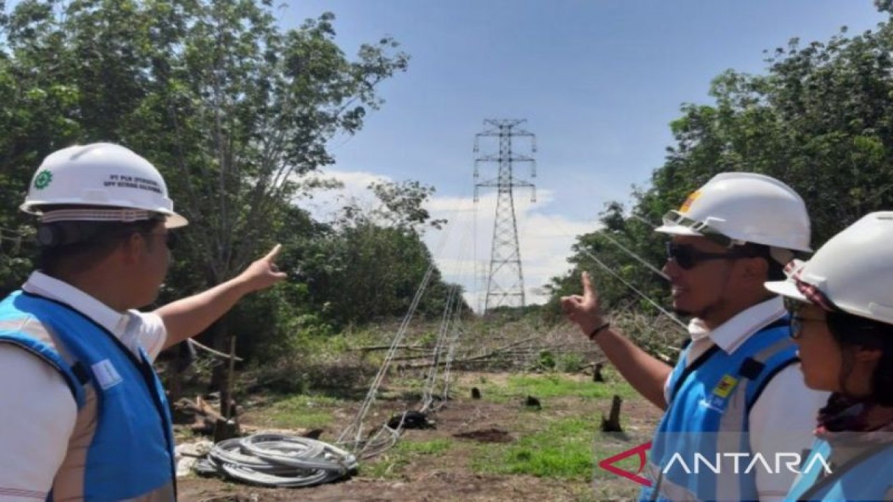 Peninjauan kemajuan pembangunan jaringan transmisi 150 kV di daerah Kendawangan, Ketapang. ANTARA/Dedi