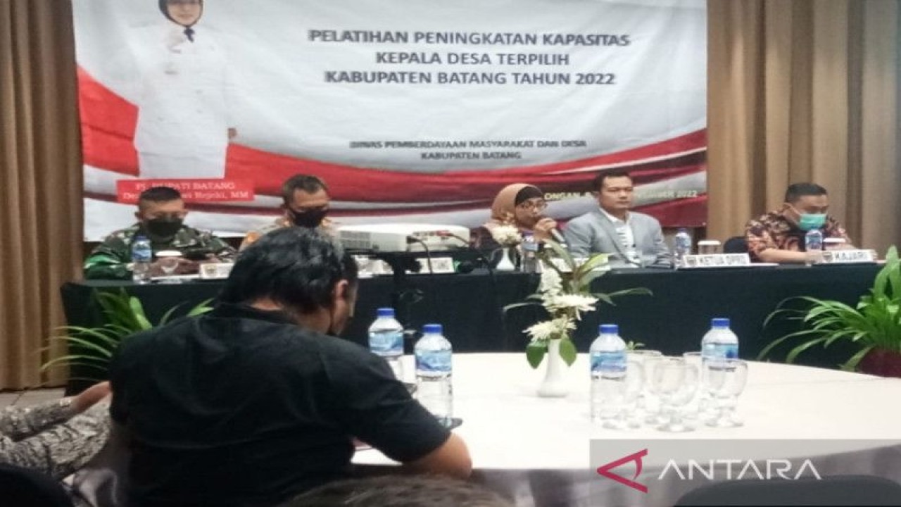 Penjabat Bupati Batang Lani Dwi Rejeki (tengah) dan Ketua DPRD Kabupaten Batang Maulana Yusuf (kanan) pada acara "Pelatihan Peningkatan Kapasitas Kepala Desa Terpilih". (ANTARA/Kutnadi)