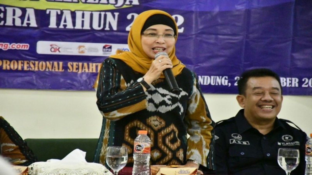 Penjabat Bupati Batang Lani Dwi Rejeki saat memberikan arahan dalam rencana bisnis bank (RBB) PT Bapera Batang. (ANTARA/HO-Humas Batang)