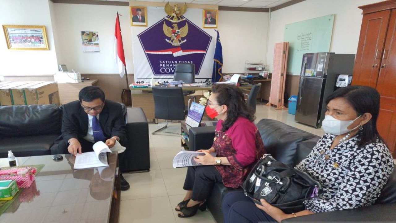 Penjabat Bupati Sangihe Rinny Tamuntuan saat menyerahkan proposal bantuan kepada BNPB. ANTARA/HO-Pemkab Sangihe