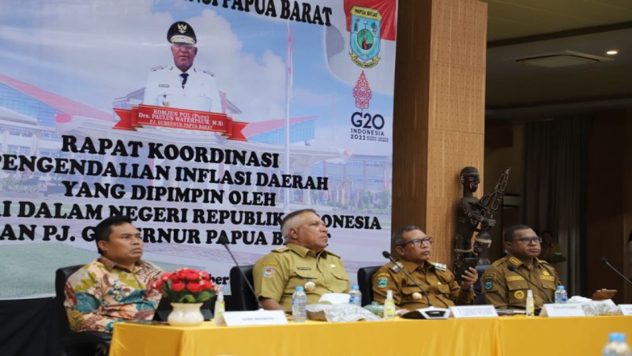 Penjabat Gubernur Papua Barat Paulus Waterpauw (tengah) mengikuti rapat virtual dengan para kepala daerah seluruh Indonesia yang dipandu Wakil Menteri Dalam Negeri John Wempi Wetipo terkait upaya pengendalian inflasi. (ANTARA/HO-Kominfo Papua Barat)