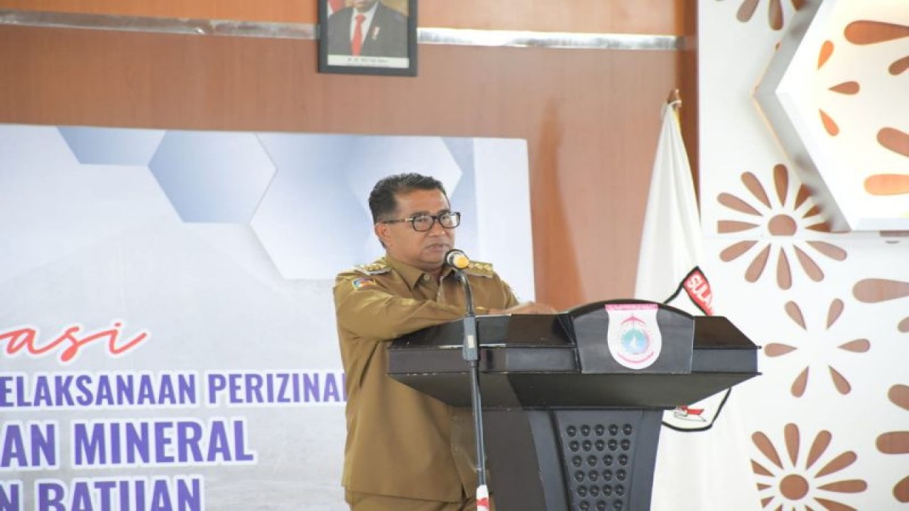 Penjabat Gubernur Sulbar Akmal Malik pada sosialisasi pengendalian pengawasan izin usaha pertambangan kepada para pelaku usaha pertambangan, khususnya golongan batuan se-Sulbar, di Graha Sandeq PKK, Senin (14/11/2022). (ANTARA/HO-Diskominfo Sulbar)
