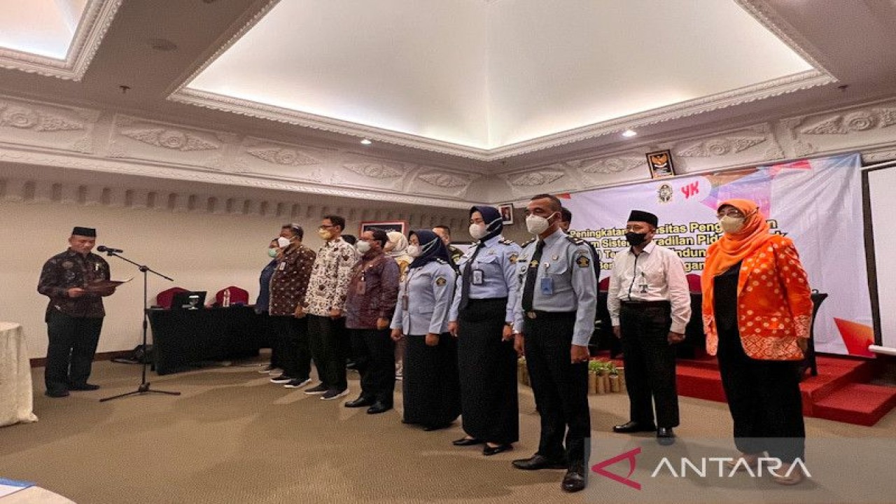 Penjabat Wali Kota Yogyakarta Sumadi saat mengukuhkan Forum Sistem Peradilan Pidana Anak (SPPA) Yogyakarta, Selasa (22/11/2022) (ANTARA/Eka AR)