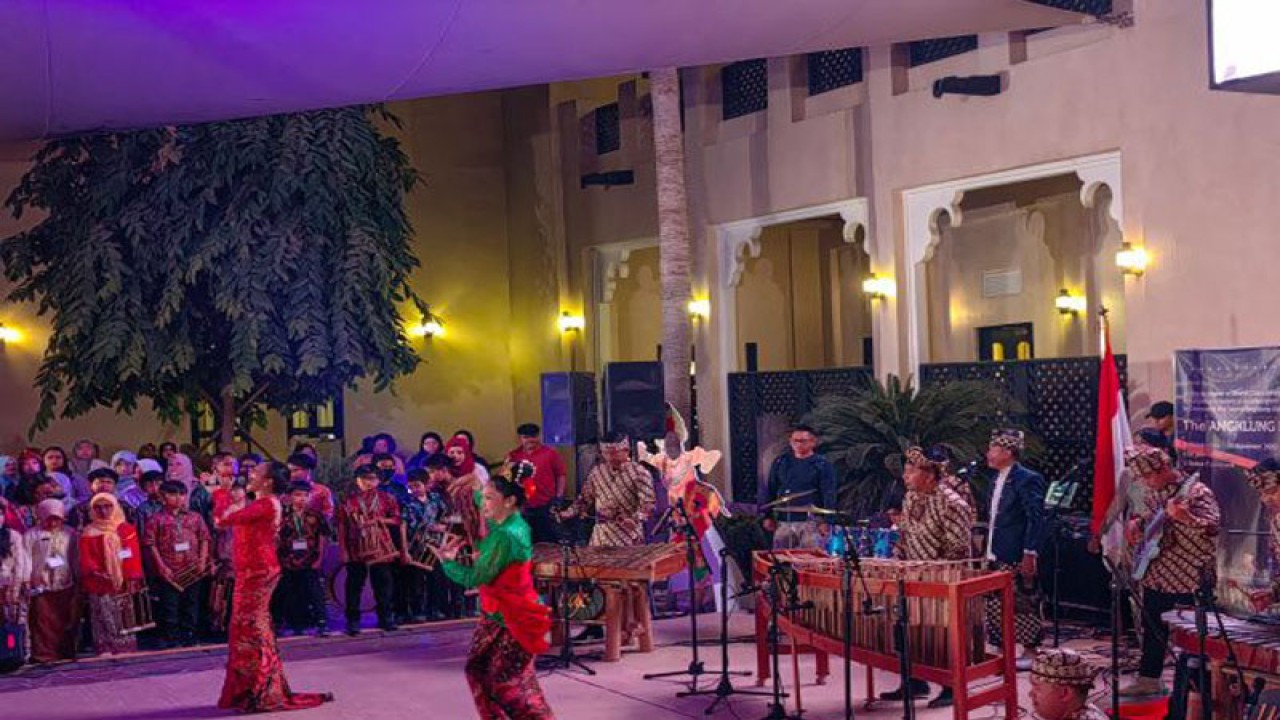 Pentas Saung Angklung Udjo di pelataran Al Ibdaa komplek kebudayaan Katara di Doha, Qatar, pada Sabtu (26/11/2022). (ANTARA/Gilang Galiartha)