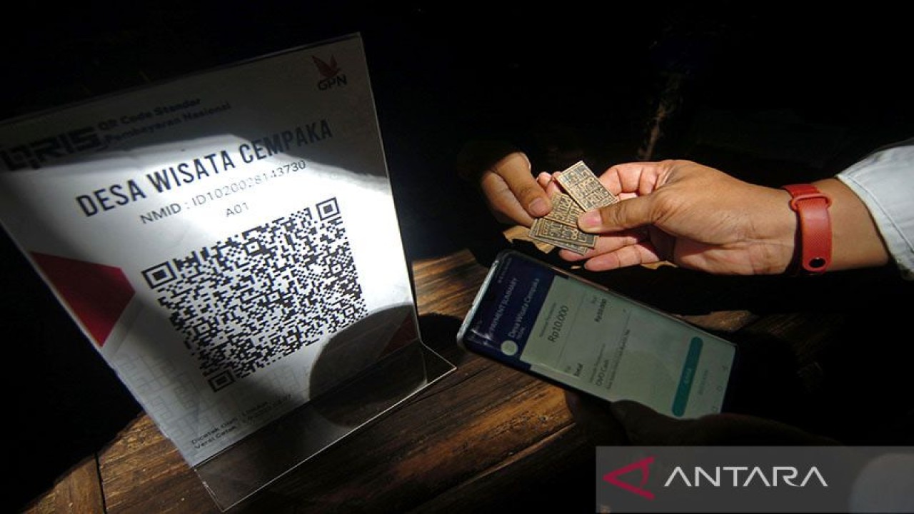 Ilustrasi - Transaksi pembayaran melalui aplikasi uang elektronik "server based", dompet elektronik dan mobile banking saat peluncuran dan implementasi QR Code Indonesian Standard (QRIS) untuk desa wisata di Pasar Slumpring, Desa Cempaka, Kabupaten Tegal, Jawa Tengah. ANTARA FOTO/Oky Lukmansyah/foc/aa.