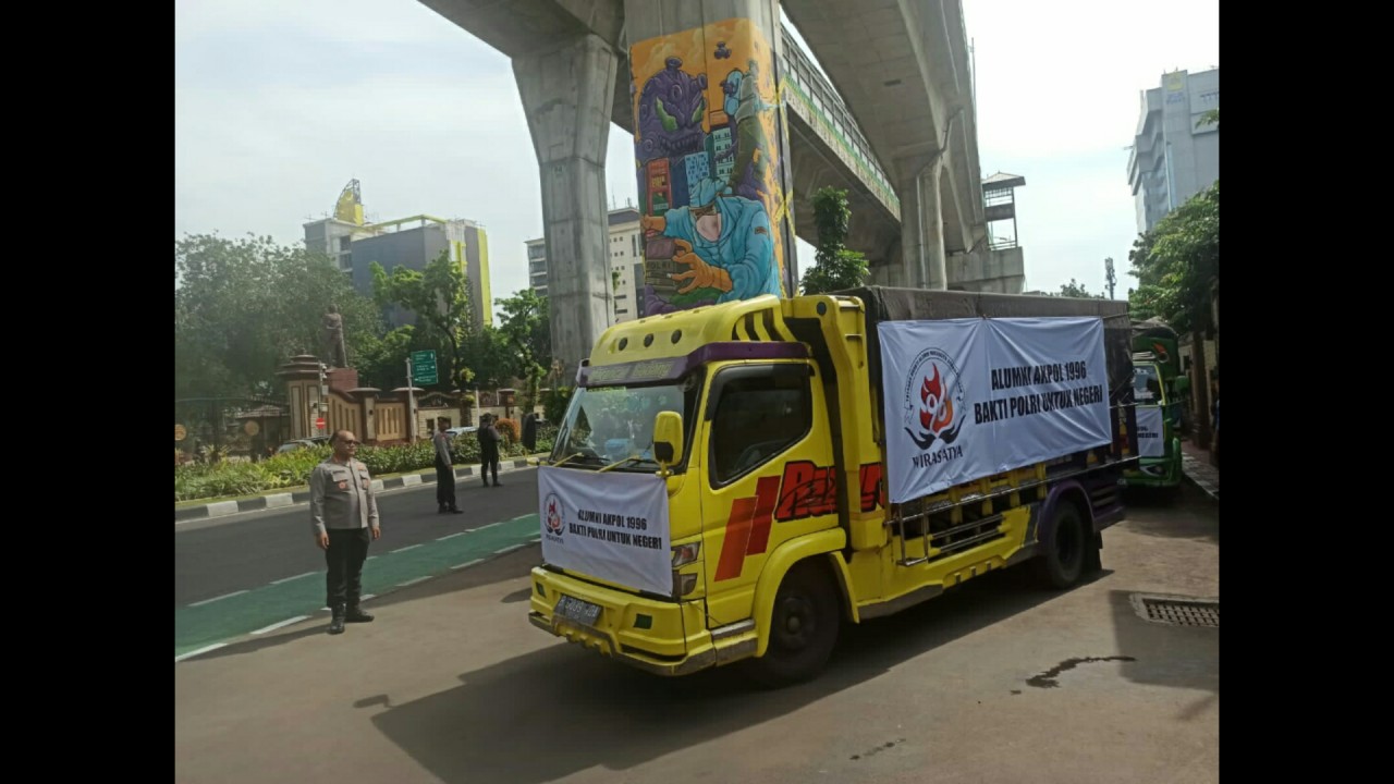 Penyaluran korban gempa Cianjur dari kepolisian.