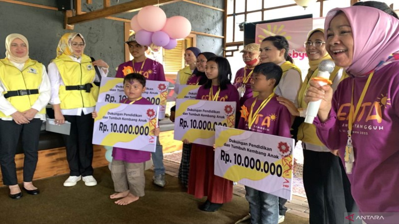 Penyerahan secara simbolis bantuan pendidikan dan tumbuh kembang anak dari Perempuan Golkar Bersatu untuk anak-anak terdampak tragedi Kanjuruhan, di Kabupaten Malang, Jawa Timur, Rabu (23/11/2022). (ANTARA/Vicki Febrianto)