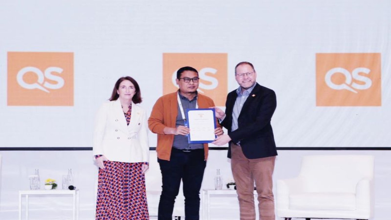Penyerahan sertifikat "4 Stars" langsung diserahkan oleh Direktur Analisis dan Evaluasi QS, Leigh Kamolin kepada Wakil Rektor III UMSU Dr Rudianto di tengah acara QS Higher Education Asia Pacific Summit di Intercontinental Jakarta, Rabu (9/11/2022). (FOTO ANTARA/HO-Humas UMSU)