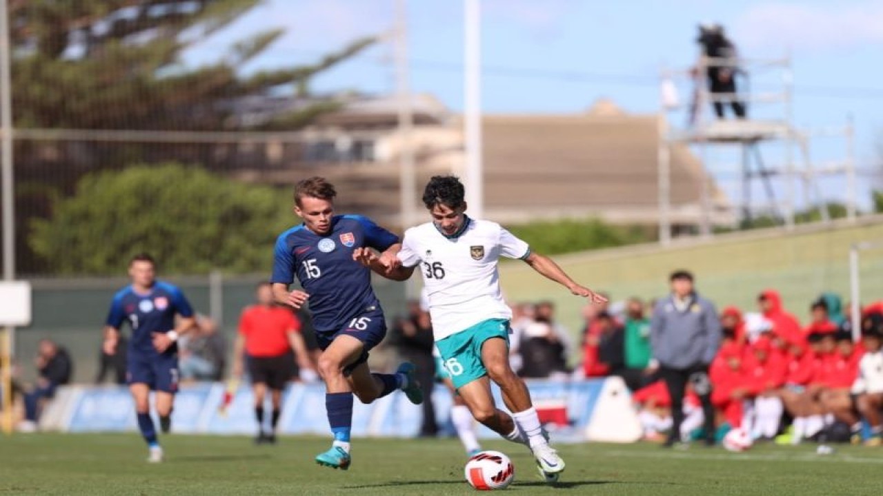 Penyerang tim nasional U-20 Indonesia Rafael Struick (kanan) berebut bola dengan pemain Slovakia pada laga persahabatan di Spanyol, Sabtu (19/11/2022). (ANTARA/HO-PSSI)