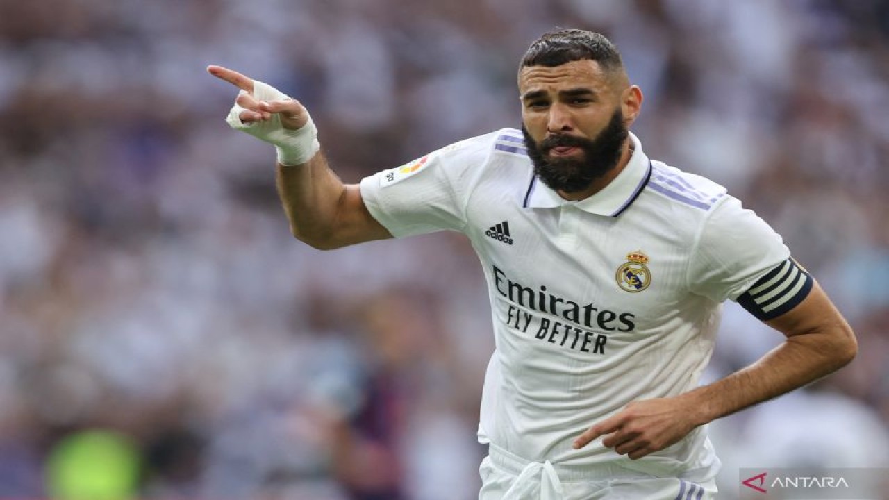 Penyerang Real Madrid sekaligus timnas Prancis Karim Benzema merayakan setelah mencetak gol dalam pertandingan Real Madrid melawan Barcelona dalam laga Liga Spanyol di Stadion Santiago Bernabeu pada 16 Oktober 2022. (Photo by Thomas COEX / AFP) (AFP/THOMAS COEX)