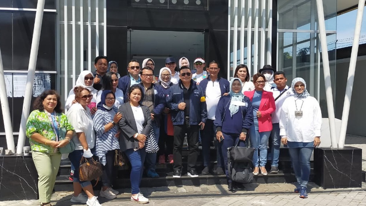 Keterangan foto: Ketua Umum Peradi Otto Hasibuan berfoto bersama pengurus DPN Peradi jelang keberangkatan menuju Cianjur