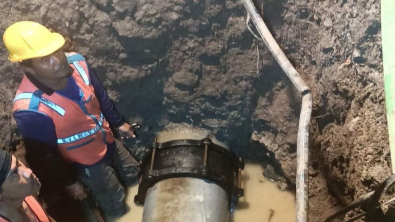 Foto Arsip - Petugas PDAM Surabaya melakukan perbaikan pipa bocor dengan ukuran diameter 450 mm di Jalan Lakarsantri, Kota Surabaya beberapa waktu lalu. ANTARA/HO-PDAM Surabaya