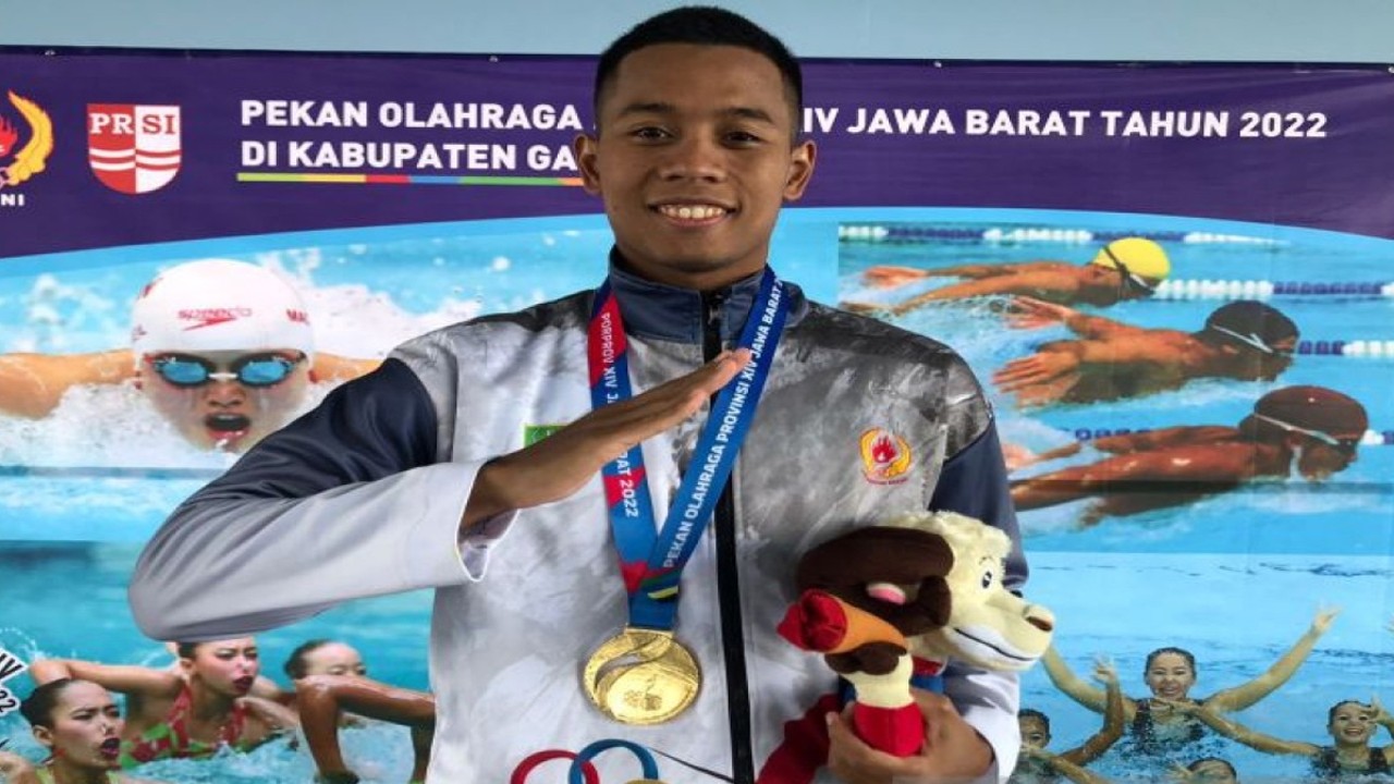 Perenang Kabupaten Bekasi Aflah Fadlan Prawira sukses meraih medali emas Porprov XIV Jawa Barat 2022 nomor 1.500 meter gaya bebas putra dan 50 meter gaya kupu-kupu putra yang digelar di Gelanggang Aquatik Adiwijaya Kabupaten Garut, Senin. (ANTARA/Pradita Kurniawan Syah).
