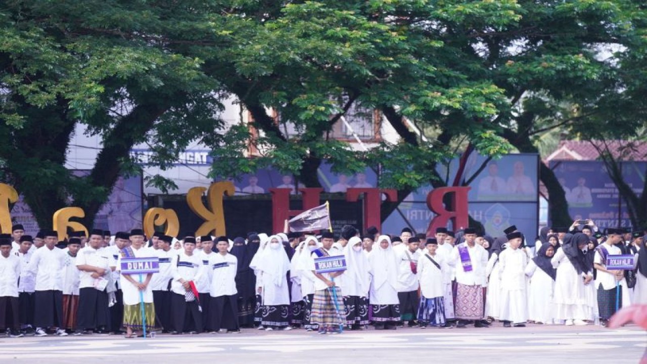 Peringatan hari Santri 2022 dimeriahkan dengan pawai digelar 431 Pondok Pesantren (Ponpes) se Provinsi Riau di Indragiri Hulu. ANTARA/HO_Diskominfotik Riau.