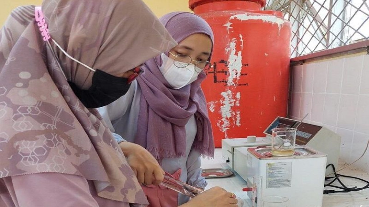 Dosen dan peneliti dari Program Studi Farmasi Fakultas Kedokteran dan Ilmu Kesehatan Universitas Jambi Uce Lestari meneliti penggunaan minyak sawit mentah sebagai bahan produk losion pelembap kulit. (ANTARA/HO Humas Unja)