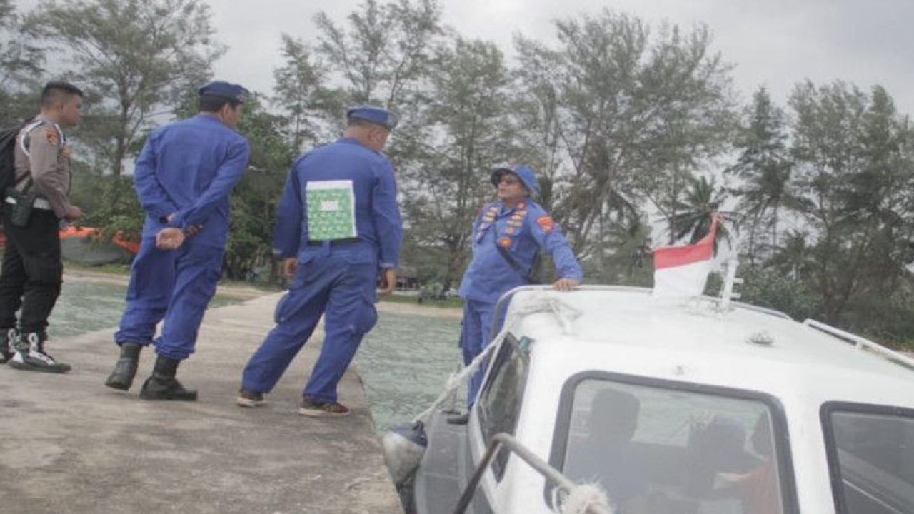 Persiapan pencarian helikopter Polri NBO-105 milik Polri yang jatuh di perairan Manggar, Belitung Timur (ANTARA/Kasmono)