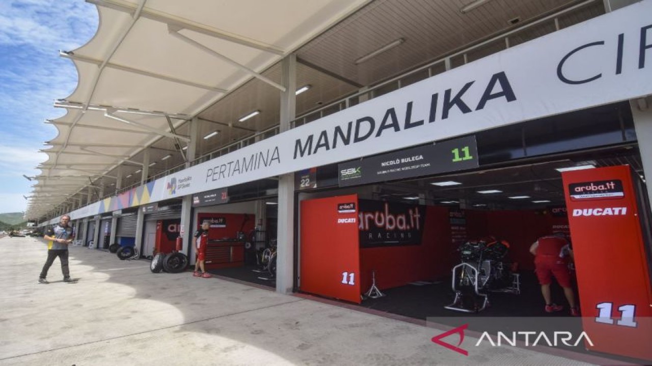 Sejumlah kru berada di paddock Tim Aruba.it Racing-Ducati di Pertamina Mandalika International Street Circuit, KEK Mandalika, Desa Kuta, Kecamatan Pujut, Praya, Lombok Tengah, NTB, Kamis (10/11/2022). (ANTARA Foto/Ahmad Subaidi)