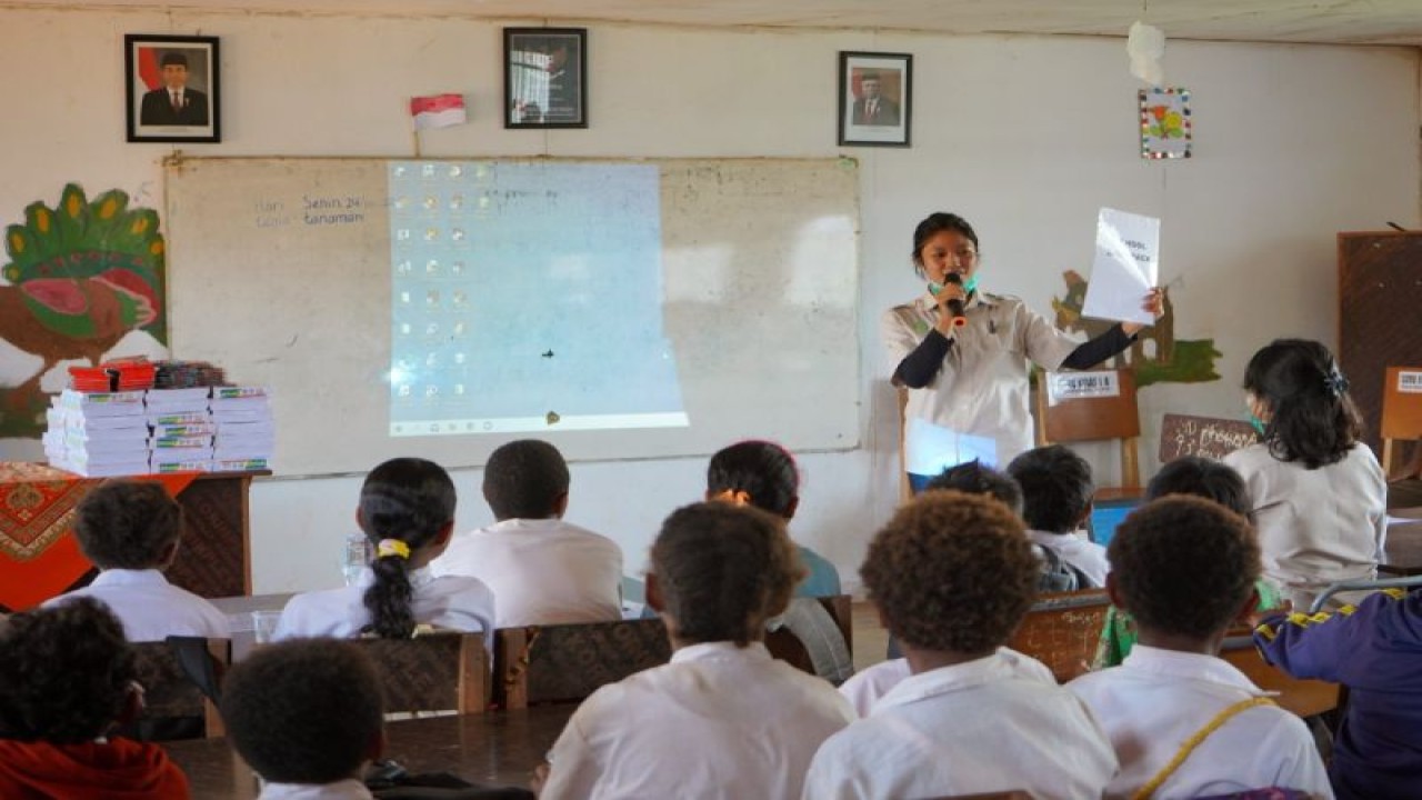 Pengajar sedang memberikan materi kepada siswa di SMP Negeri Mam di Distrik Ngguti, Kabupaten Merauke, Papua dalam Program Edukasi Sosial yang digelar PT Dongin Prabhawa .  (Antara/HO/PT Dongin Prabhawa)