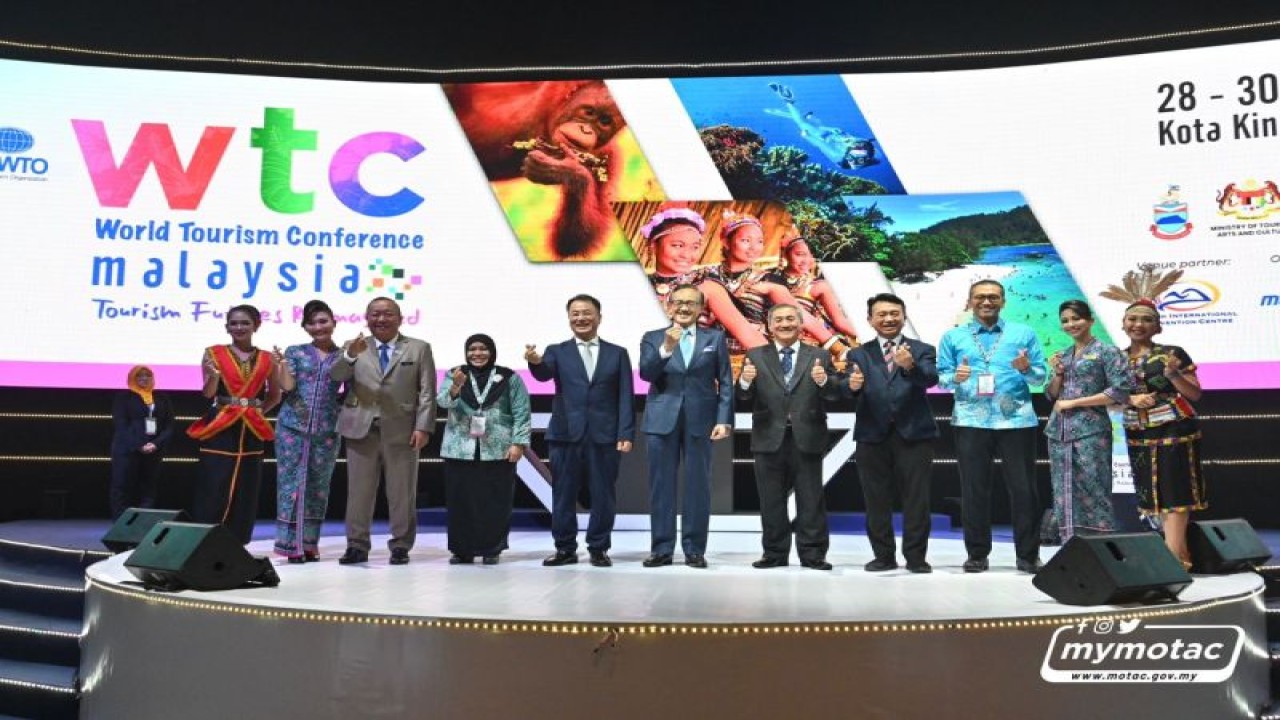 Foto bersama saat peluncuran World Tourism Conference 2022 di Sabah International Convention Centre, Kota Kinabalu, Sabah, Malaysia, Senin (28/11/2022). ANTARA/HO-MOTAC