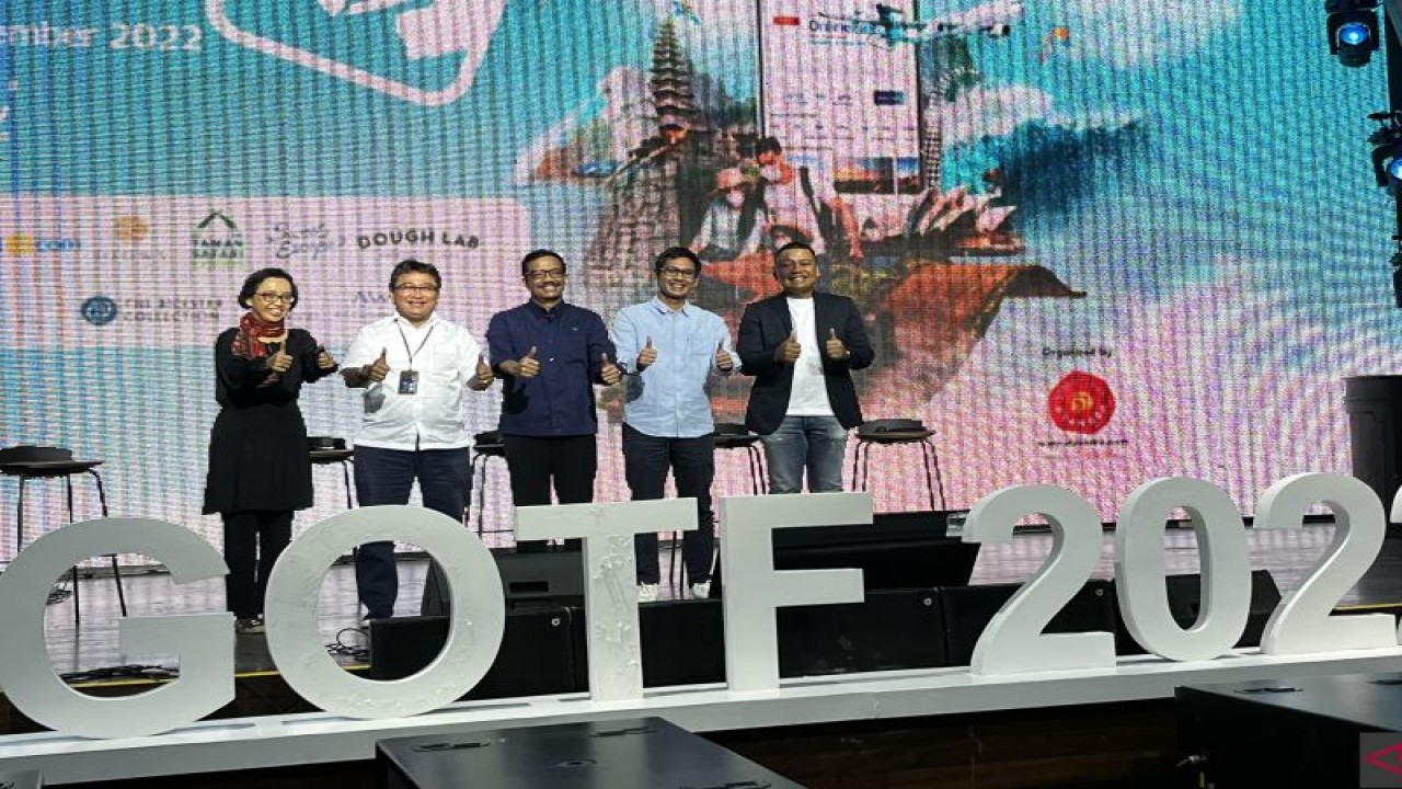 Perwakilan Dyandra Promosindo, SEVP Micro & Consumer Finance Bank Mandiri Josephus K. Triprakoso, Direktur Layanan dan Niaga PT Garuda Indonesia (Persero) Tbk Ade R Susardi, CEO of Transport Traveloka Iko Putera, dan Director of Transportation Tiketcom Andi Hendrawan berfoto bersama usai jumpa pers di Jakarta, Rabu (16/11/2022). (ANTARA/Arnidhya Nur Zhafira)