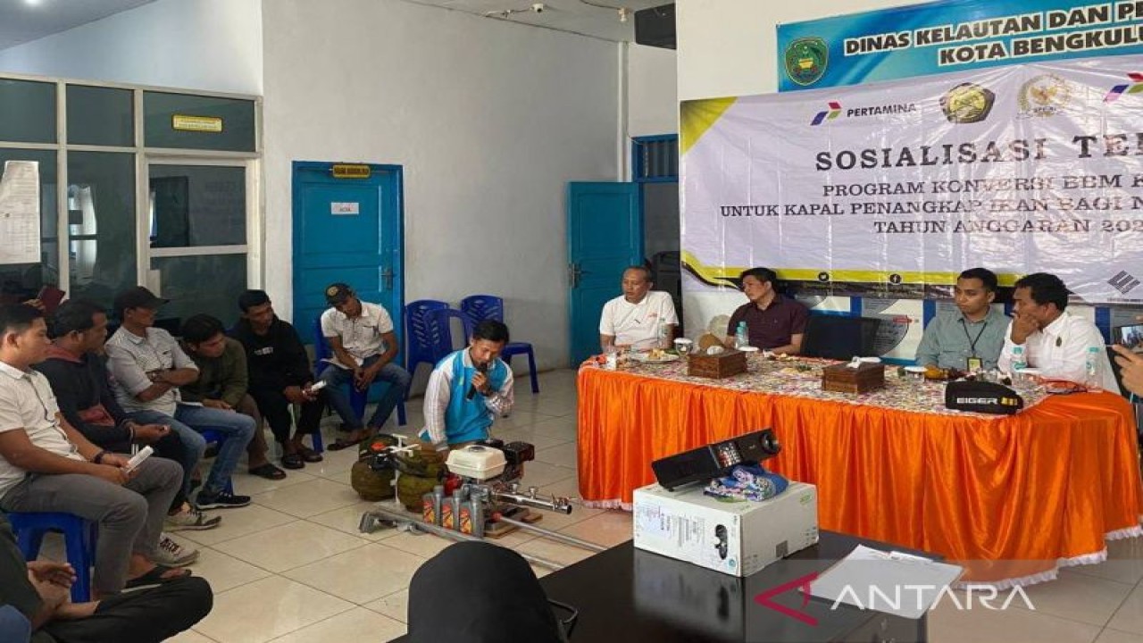 Perwakilan Kementerian ESDM saat memberikan sosialisasi kepada nelayan Kota Bengkulu terkait penggunaan mesin berbahan bakar gas (BBG) atau liquefied petroleum gas (LPG). ANTARA/Anggi Mayasari