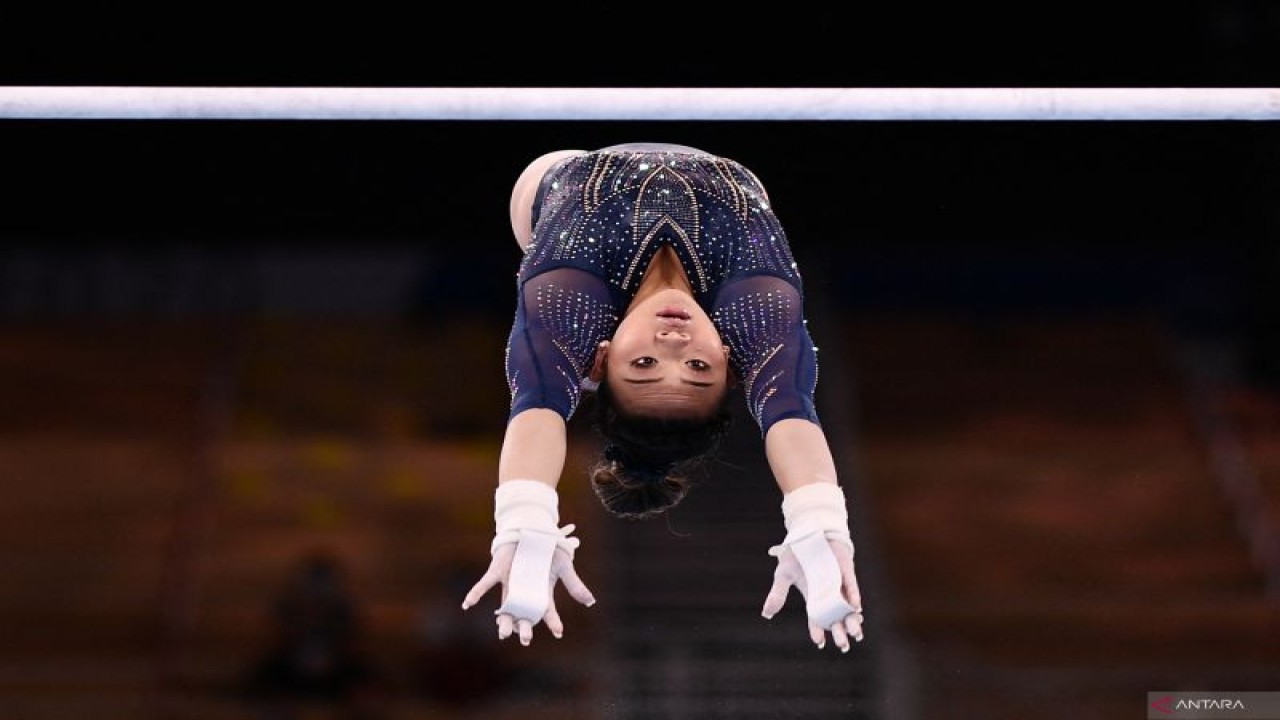 Pesenam putri AS Sunisa Lee saat berkompetisi pada nomor palang bertingkat Olimpiade Tokyo 2020 di Ariake Gymnastics Centre, Tokyo, 1 Agustus 2021 (AFP/LOIC VENANCE)