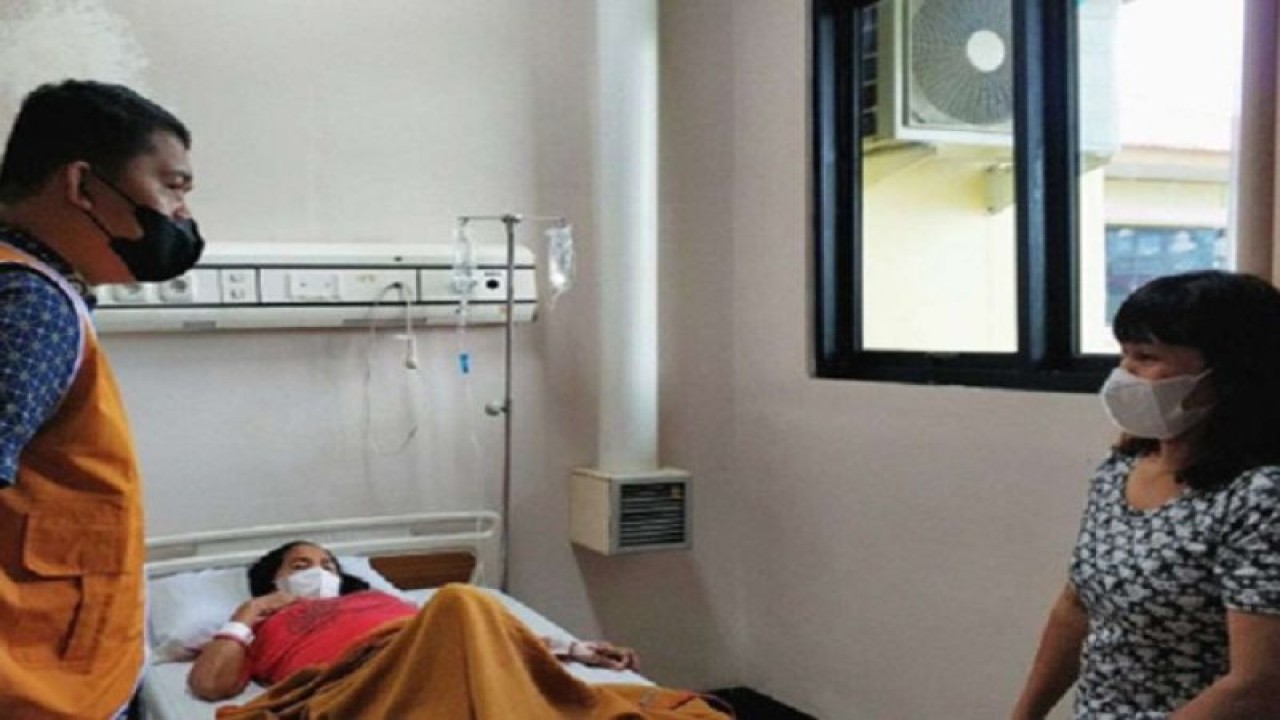 Peserta JKN-KIS (kanan) saat menemani sang ibu yang menjalani perawatan di salah satu rumah sakit di Palangka Raya. (ANTARA/HO-BPJS Kesehatan Cabang Palangka Raya.)