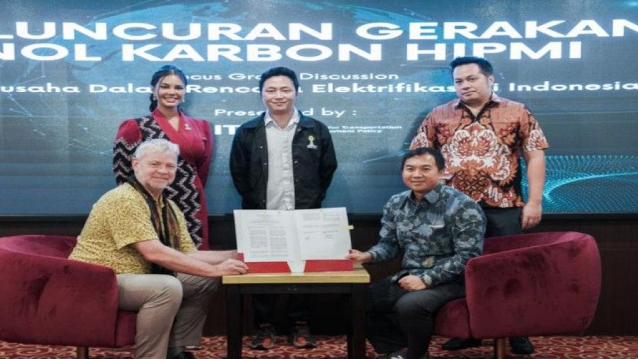 Peserta diskusi Himpunan Pengusaha Muda Indonesia (HIPMI) bertajuk "Pengusaha dalam Rencana Elektrifikasi di Indonesia" berfoto bersama bertempat di kantor DPP HIPMI Sahid Sudirman, Jakarta Selatan, Selasa (15/11/2022). ANTARA/HO-HIPMI