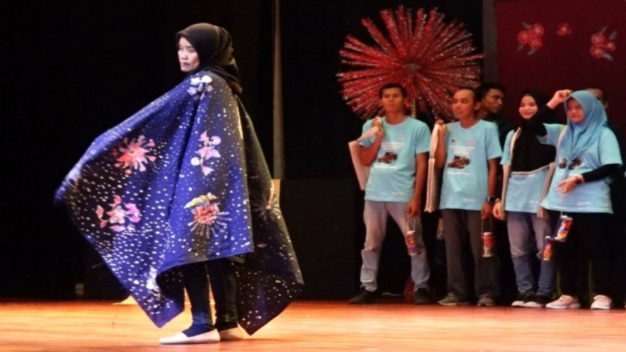 Peserta Pelatihan Seni Rupa Kriya bagi penyandang disabilitas Tingkat Kota Administrasi Jakarta Selatan menampilkan karyanya, Jakarta, Jumat (28/10/2022). ANTARA/HO-Sudin Kominfotik Jaksel