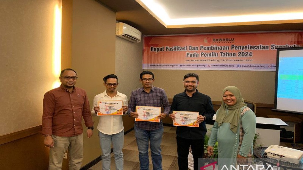 Ketua Bawaslu Padang Dorri Putra (kiri) dan Anggota Bawaslu Padang Yuhesni Helmy (kanan) bersama peserta Sosialisasi Sengketa Pemilu di Padang, Selasa (ANTARA/Mario Sofia Nasution)