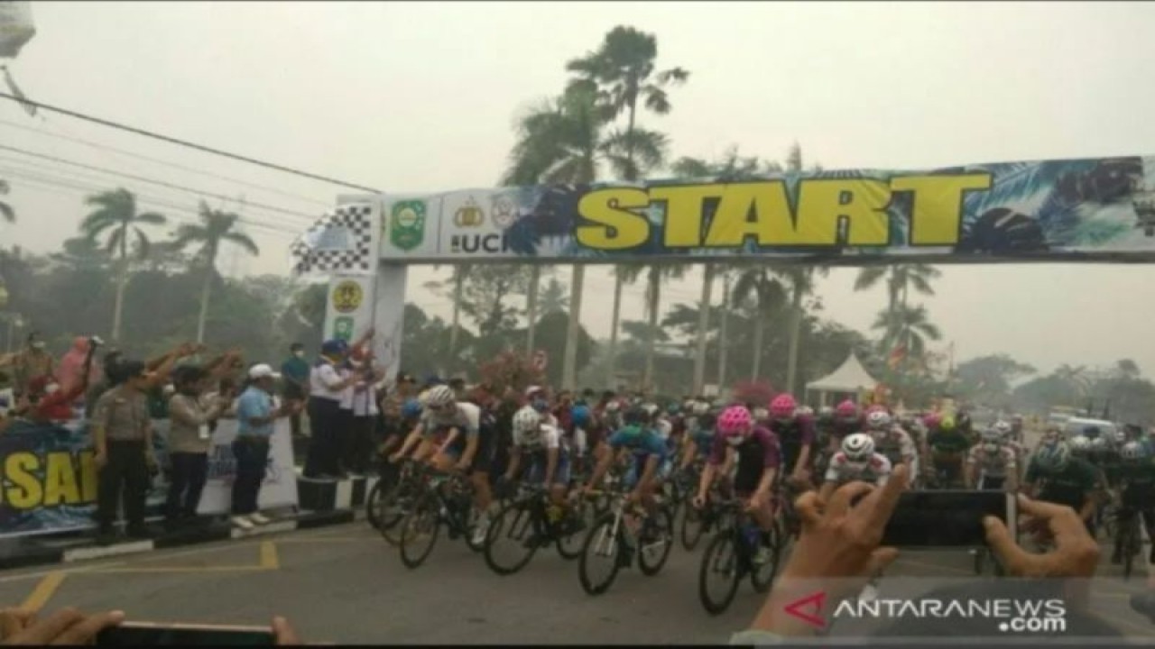 Peserta Tour de Siak terakhir tahun 2019 dari 11 tim berbagai negara membalap dengan memakai masker.(ANTARA/Bayu Agustari Adha)