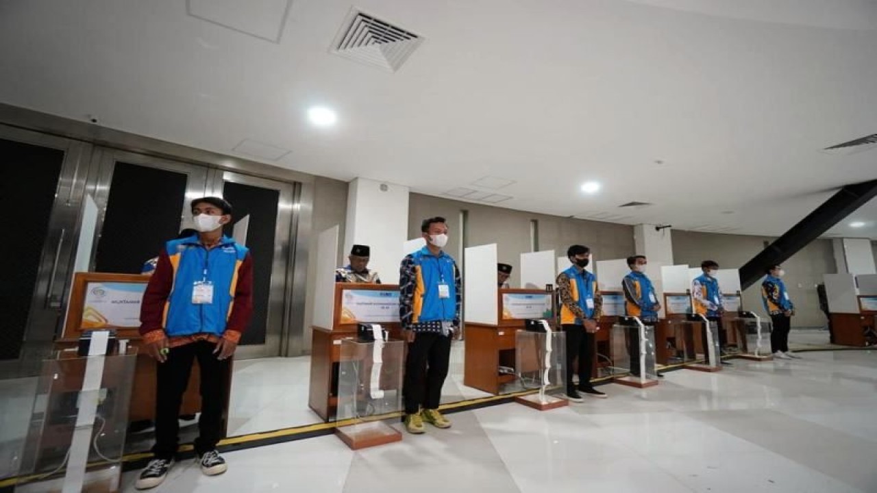 Peserta yang meemiliki hak pilih saat mengikuti e voting menentukan 13 Nama anggota Pimpinan Pusat (PP) Muhammadiyah masa jabatan periode 2022-2027 di Edutorium KH Ahmad Dahlan Universitas Muhammadiyah Surakarta (UMS), Sabtu (19/11/2022) malam. (ANTARA/HO--Panitia Muktamar 48 Muhammadiyaho)