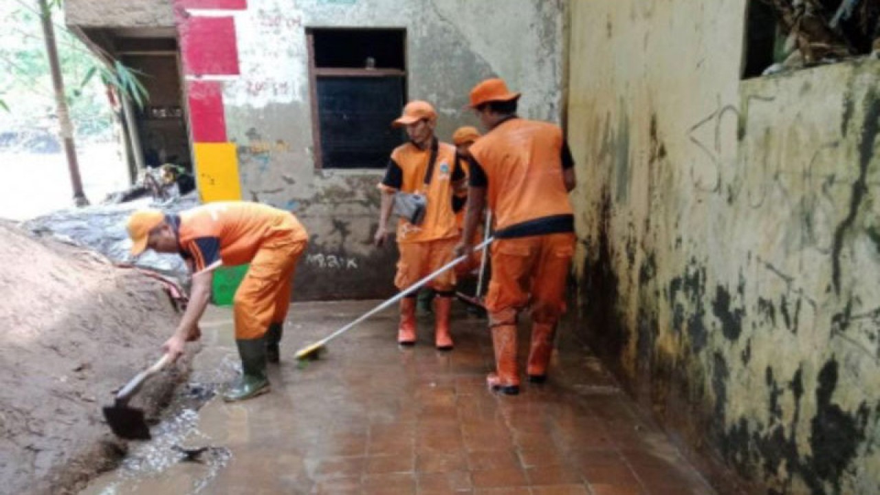Petugas PPSU membersihkan sisa banjir di Cawang, Jakarta, Selasa (29/11/2022). ANTARA/HO-Kelurahan Cawang