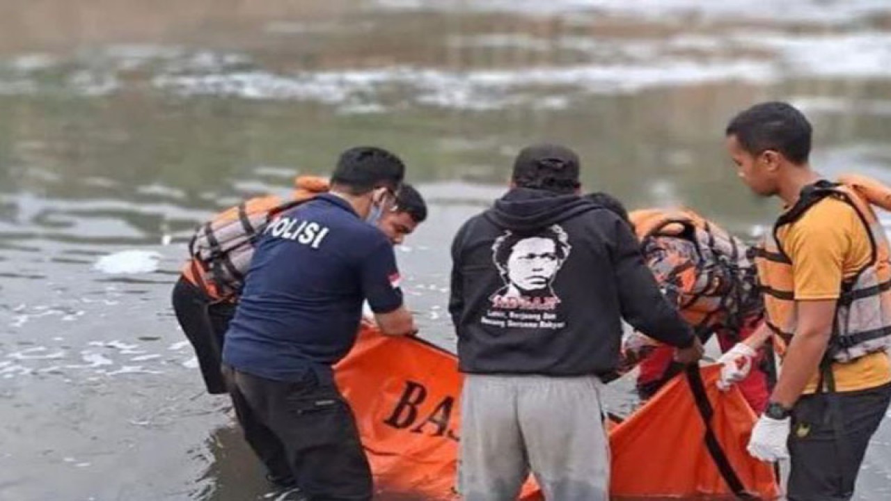 Petugas gabungan evakuasi jenazah bocah hanyut di Kanal Banjir Timur (KBT) Duren Sawit, Jakarta, Senin (28/11/2022). ANTARA/HO-SAR DKI JAKARTA