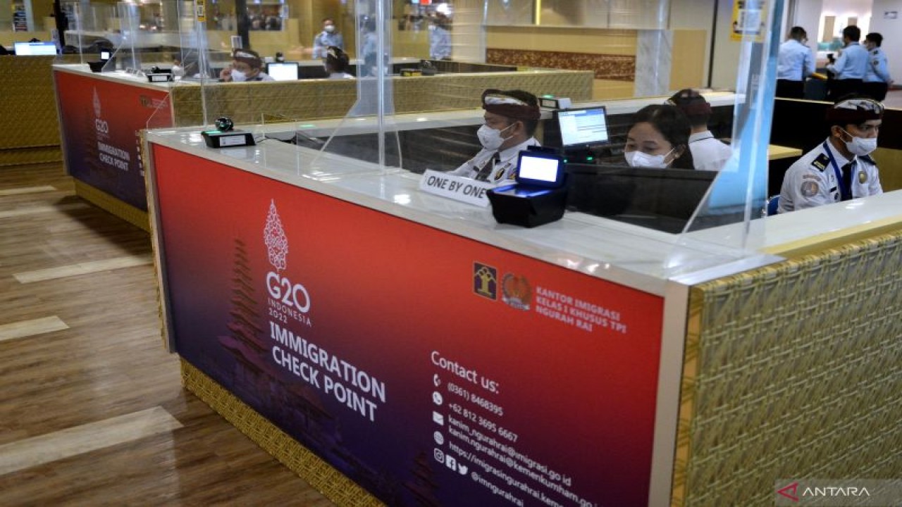 Petugas Imigrasi bertugas di konter khusus untuk delegasi pertemuan KTT G20 di Terminal Internasional Bandara I Gusti Ngurah Rai, Badung, Bali, Senin (24/10/2022). (ANTARA FOTO/Fikri Yusuf/wsj)