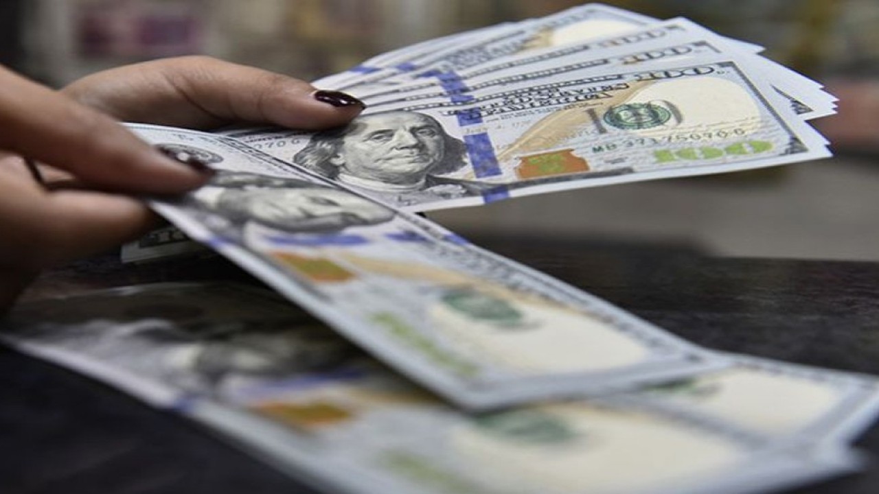 Petugas jasa penukaran uang asing Valuta Artha Mas menghitung pecahan 100 dolar AS di ITC Kuningan, Jakarta, Rabu (28/2). Nilai tukar rupiah terhadap Dolar AS melemah dan menyentuh Rp 13.747 per Dolar AS. ANTARA FOTO/Puspa Perwitasari/ama/pri. (ANTARA FOTO/PUSPA PERWITASARI)