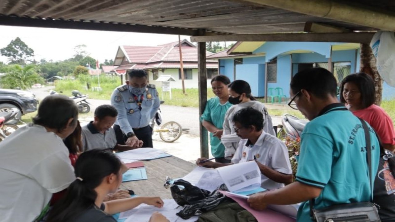 Petugas Kantor Imigrasi Kelas II Entikong melakukan pelayanan pembuatan pas lintas batas (PLB) dengan sistem jemput bola ke desa yang berbatasan langsung dengan negara Malaysia, wilayah Sanggau, Kalimantan Barat, Senin (14/11/2022). ANTARA/HO-Imigrasi Entikong.
