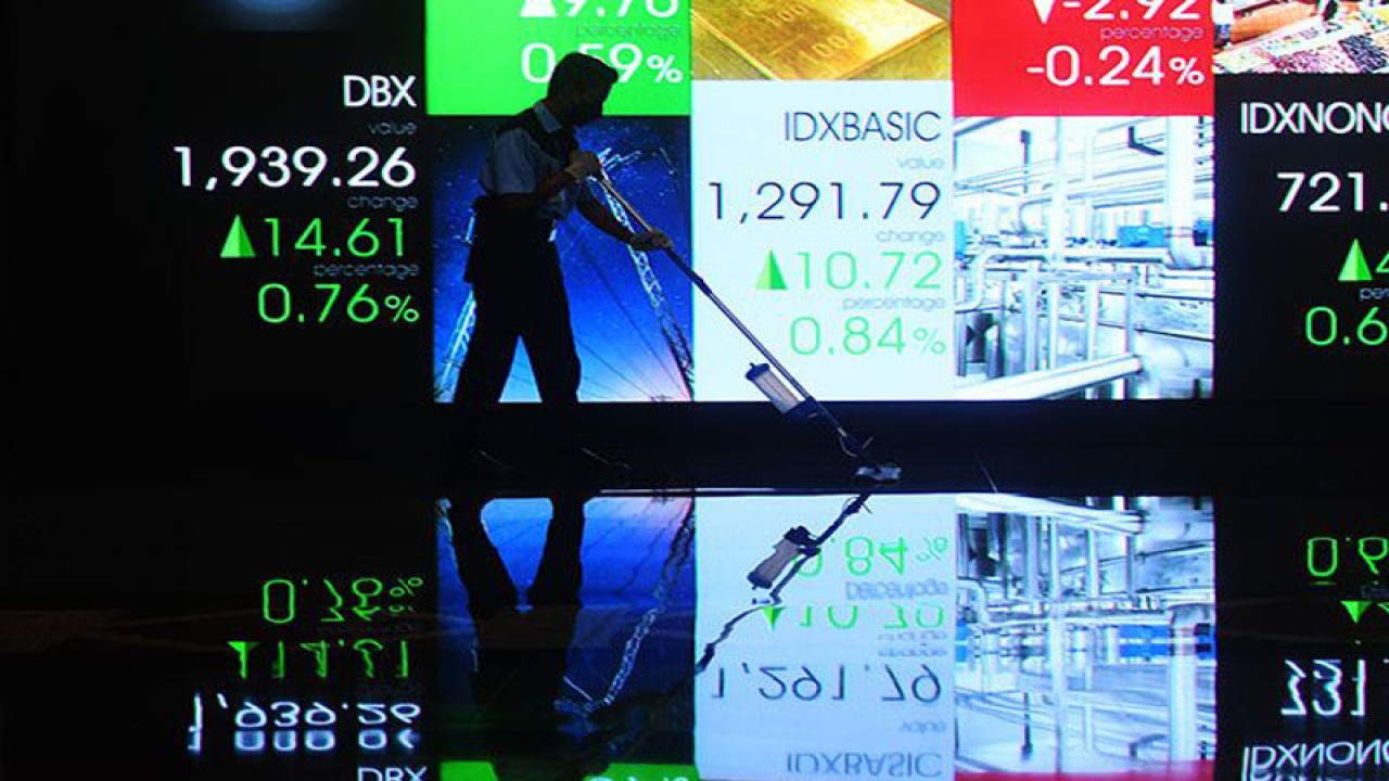 Petugas kebersihan melintasi layar digital pergerakan saham di Bursa Efek Indonesia, Jakarta, Jumat (24/6/2022). ANTARA FOTO/Akbar Nugroho Gumay/foc/pri.